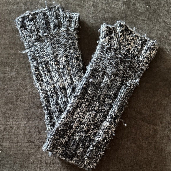 UGG Charcoal Cable Knit Fingerless Gloves - Picture 2 of 2
